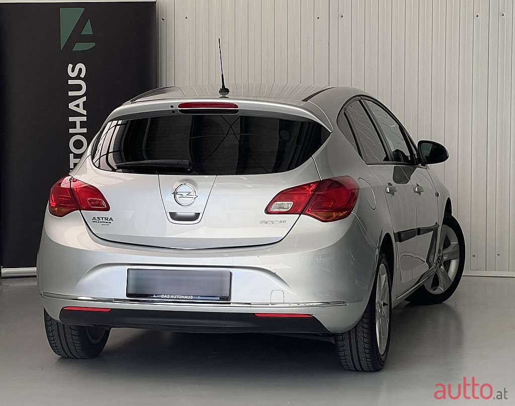 2013' Opel Astra photo #2