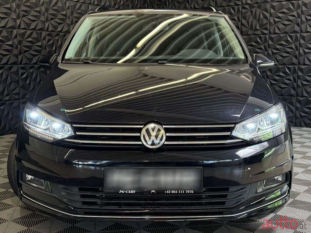 2020' Volkswagen Touran photo #4