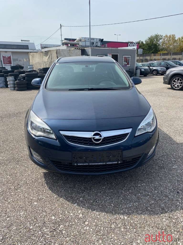 2012' Opel Astra photo #5