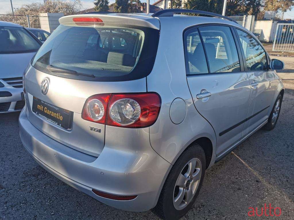 2009' Volkswagen Golf photo #4