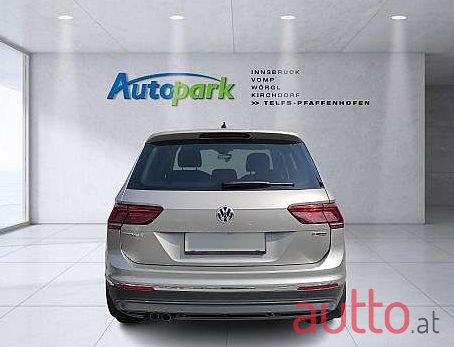 2020' Volkswagen Tiguan photo #4