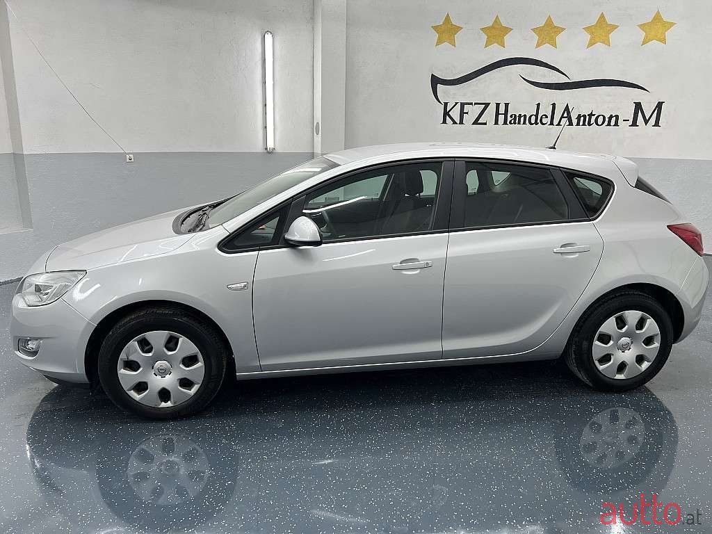 2010' Opel Astra photo #2