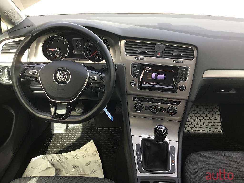 2015' Volkswagen Golf photo #2