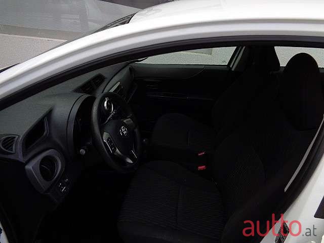 2012' Toyota Yaris photo #5