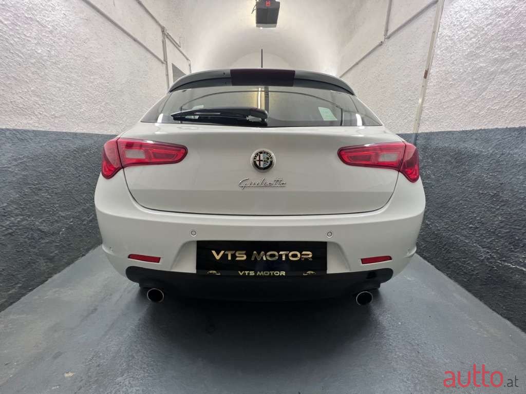 2012' Alfa Romeo Giulietta photo #5