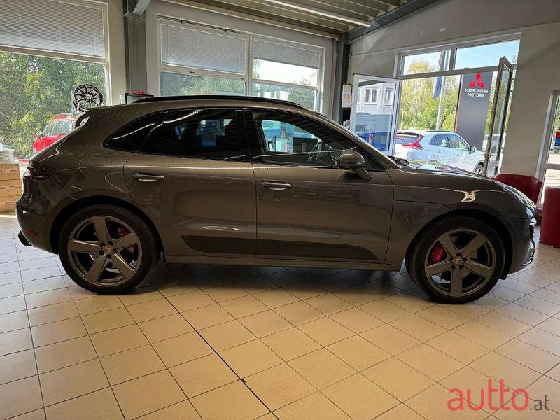 2017' Porsche Macan photo #3