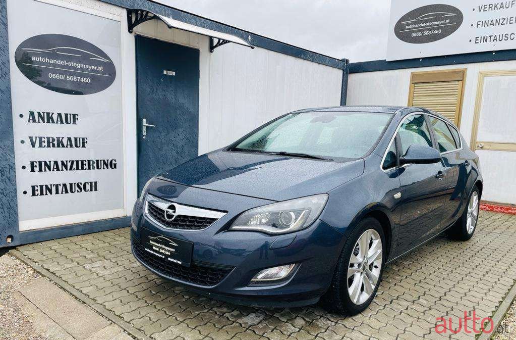 2010' Opel Astra photo #1