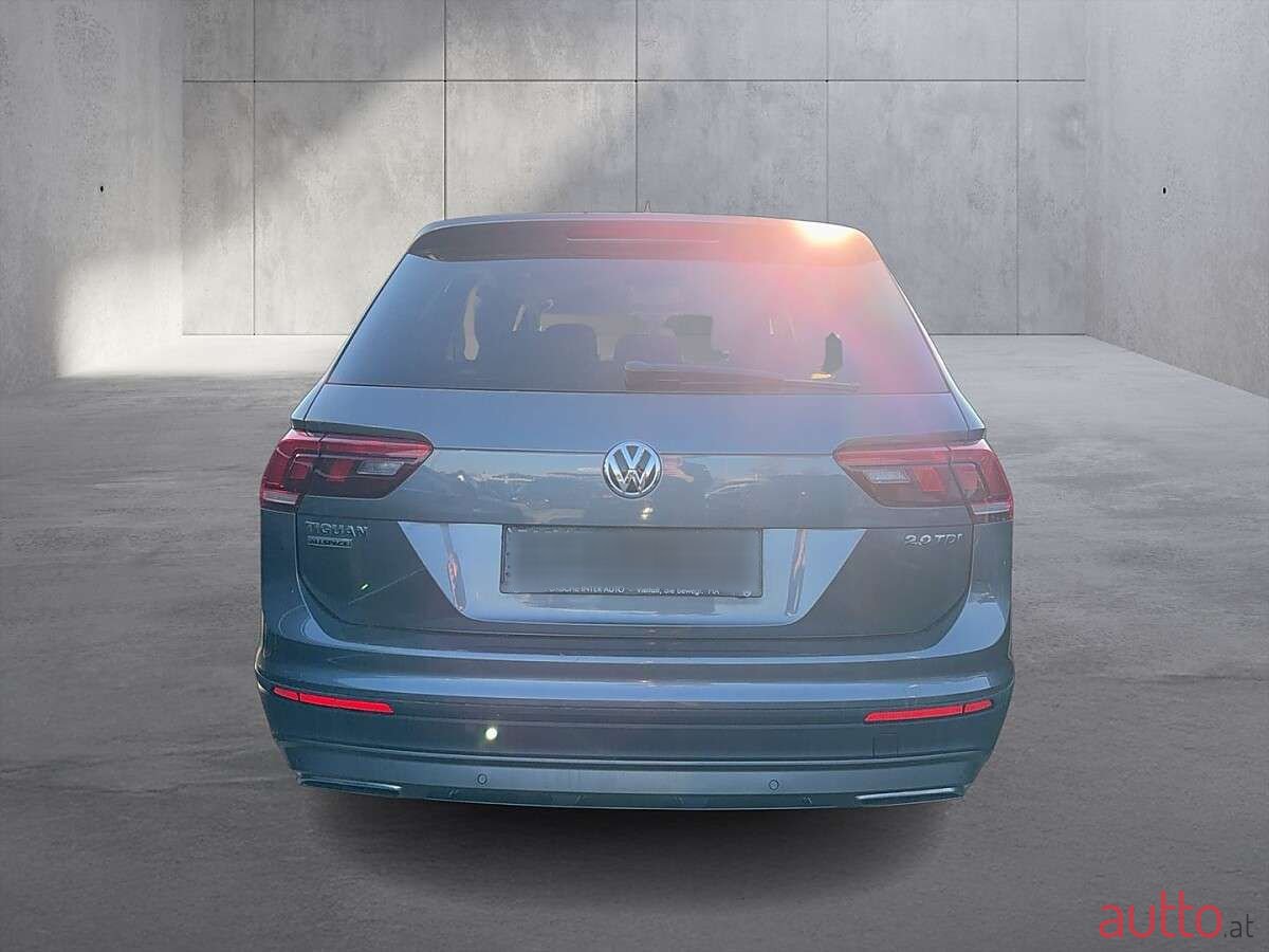 2019' Volkswagen Tiguan photo #2