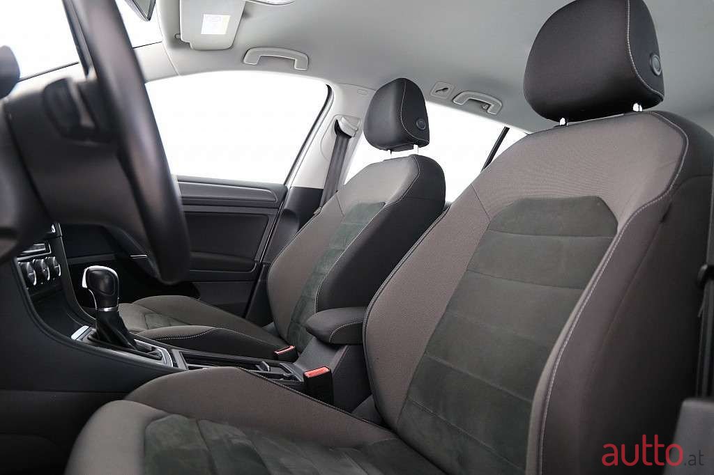 2018' Volkswagen Golf photo #5