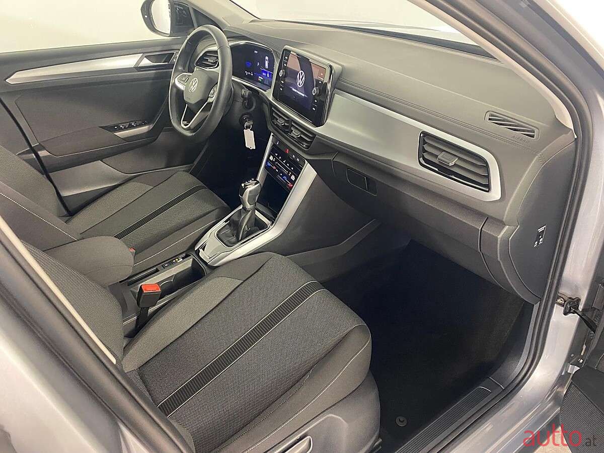 2023' Volkswagen T-Roc photo #4