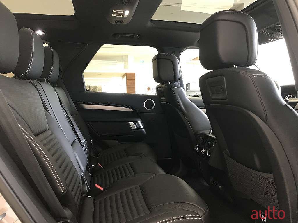 2022' Land Rover Discovery photo #4