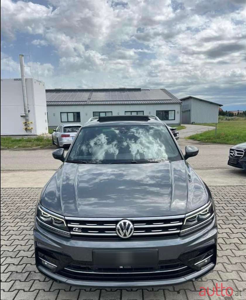 2018' Volkswagen Tiguan photo #2