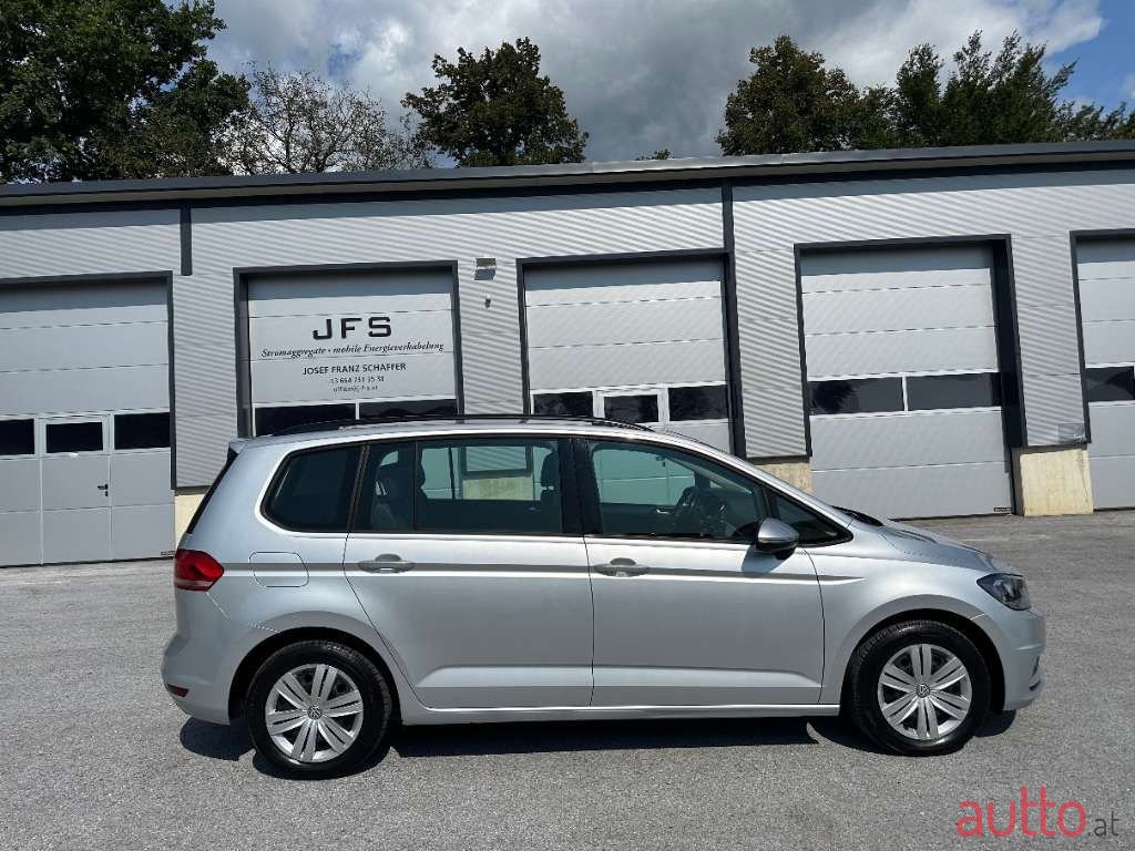 2018' Volkswagen Touran photo #5