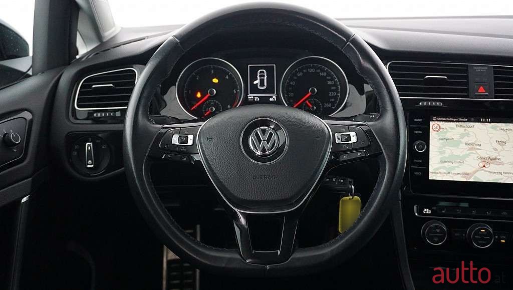 2017' Volkswagen Golf photo #5