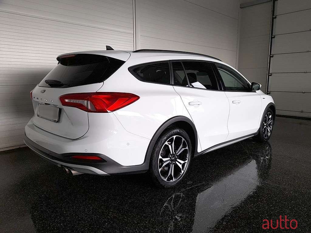 2020' Ford Focus photo #2