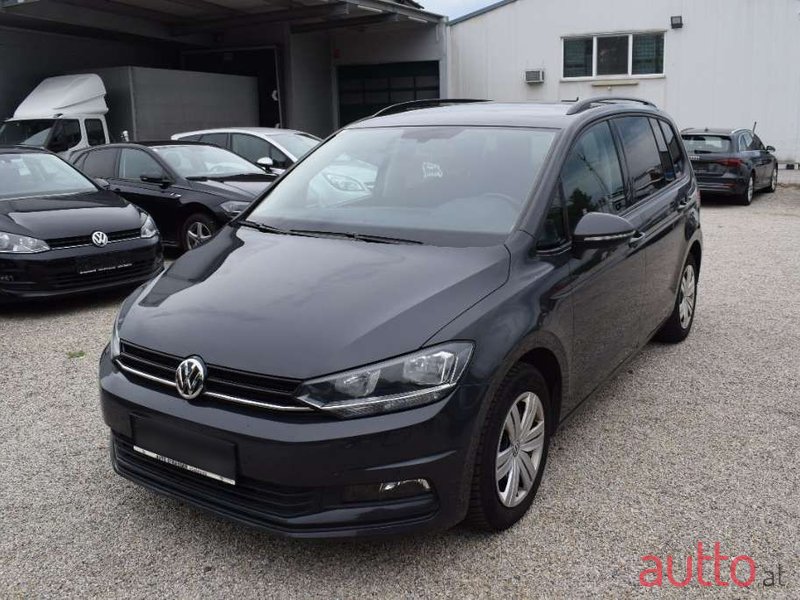 2019' Volkswagen Touran photo #1