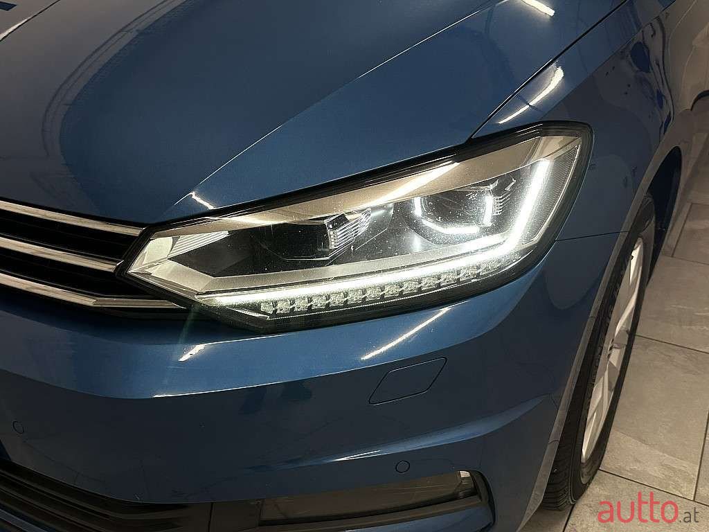 2019' Volkswagen Touran photo #4