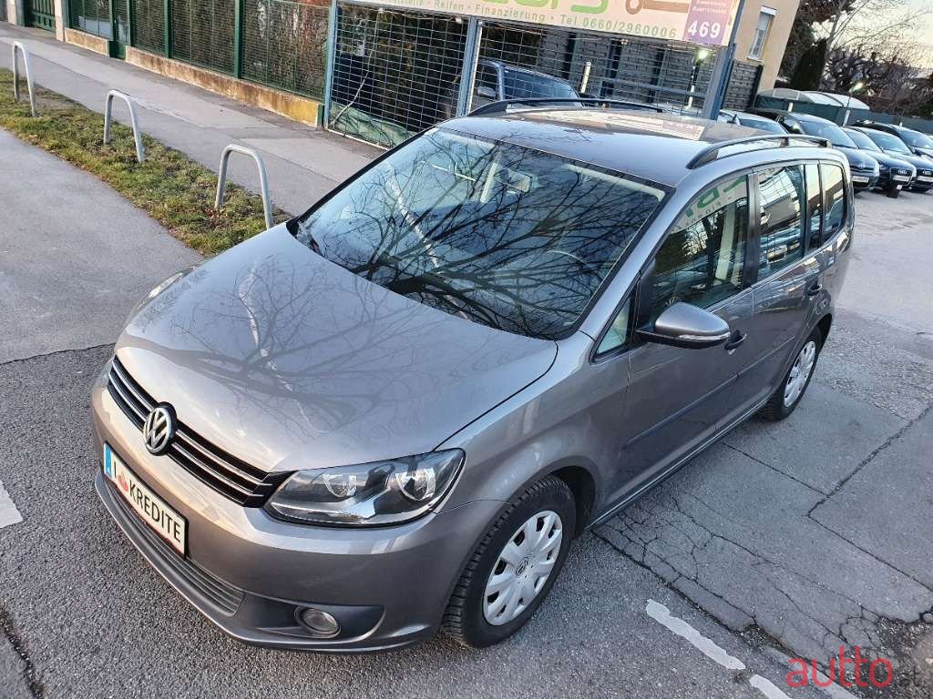 2011' Volkswagen Touran photo #2