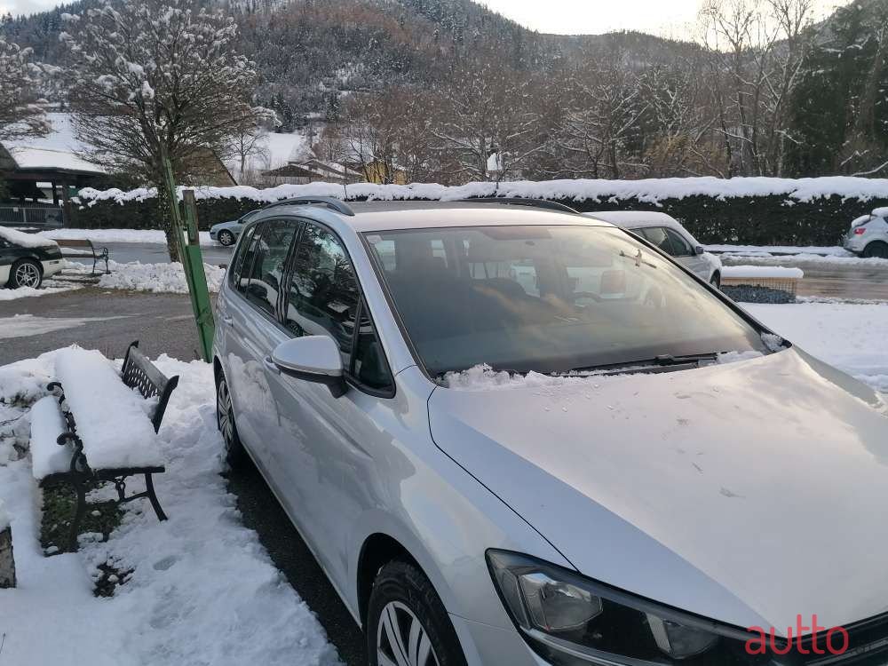 2018' Volkswagen Touran photo #3