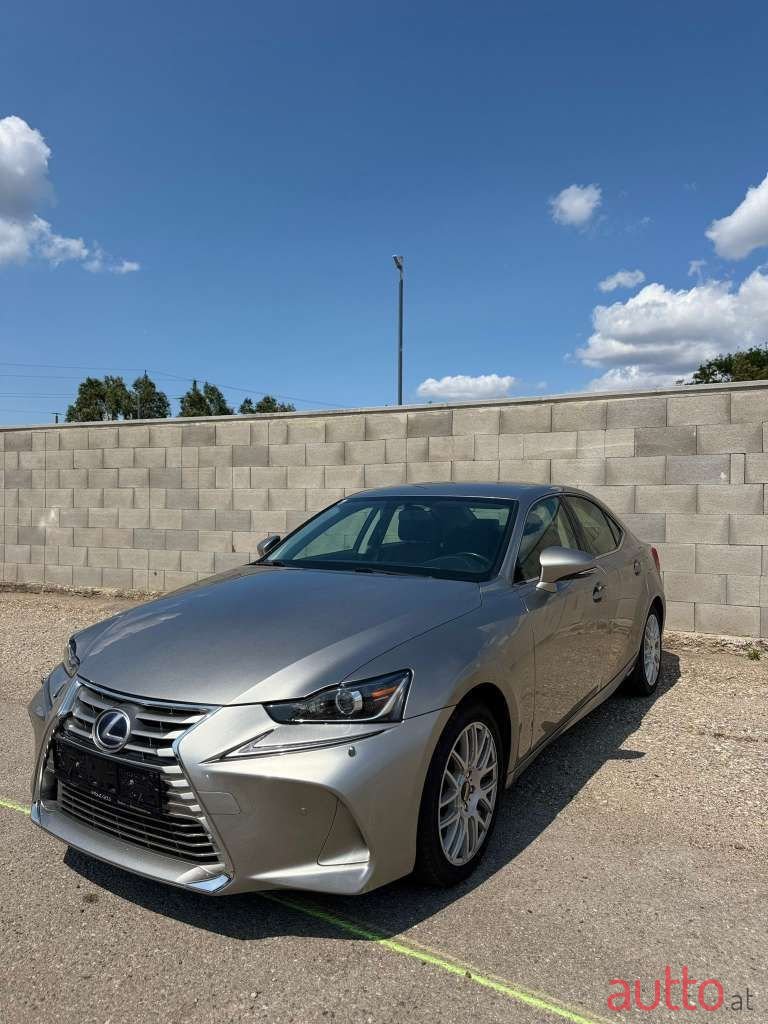2017' Lexus IS photo #2