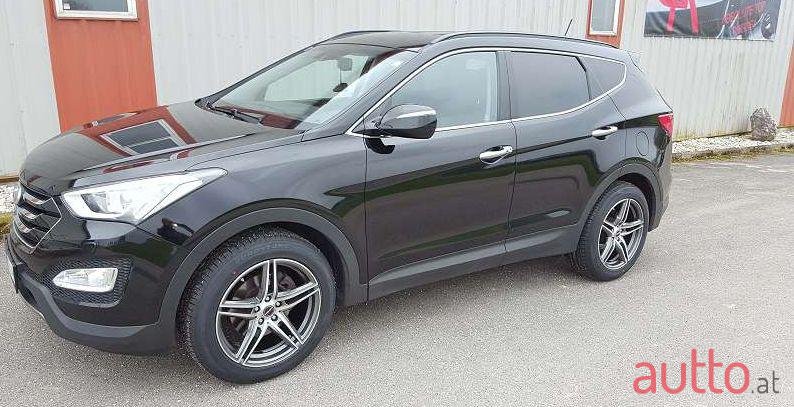 2012' Hyundai Santa Fe photo #3