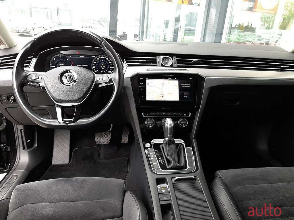 2019' Volkswagen Passat photo #2