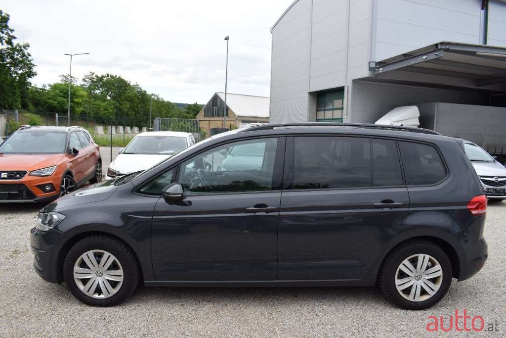 2019' Volkswagen Touran photo #6