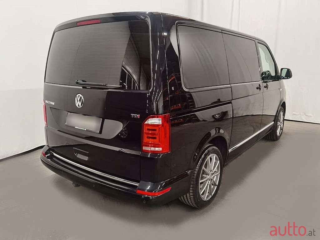 2017' Volkswagen Multivan photo #2