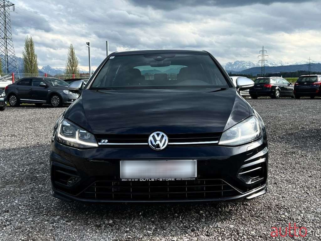 2019' Volkswagen Golf photo #2