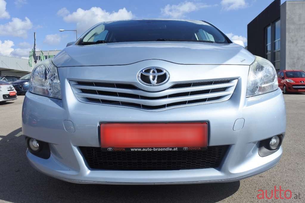 2009' Toyota Verso photo #2