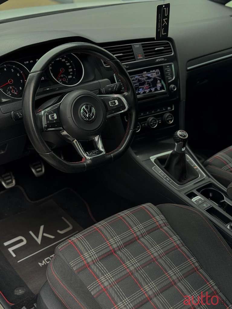 2014' Volkswagen Golf photo #6