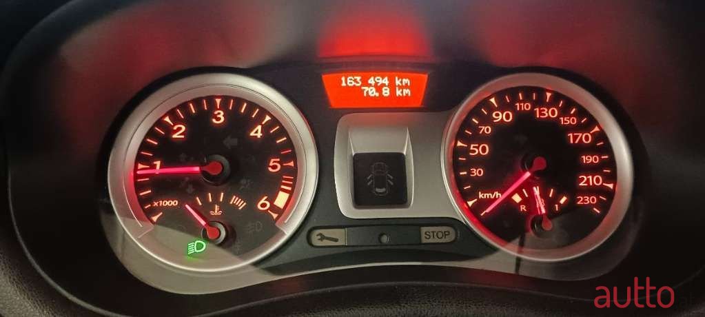 2011' Renault Clio photo #3