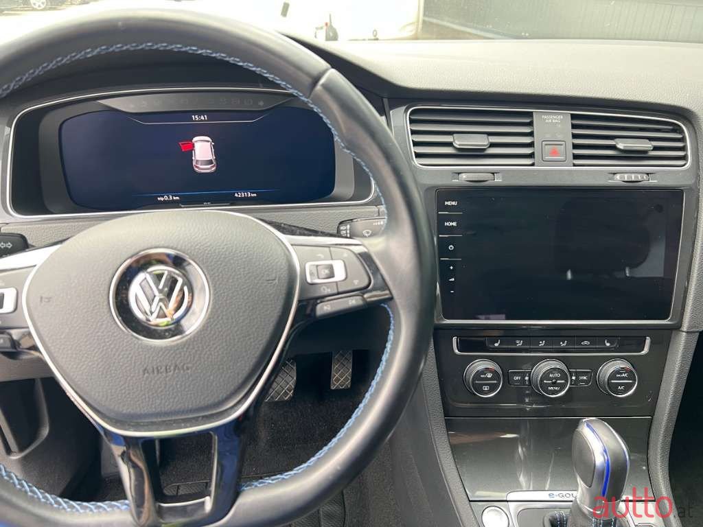 2018' Volkswagen Golf photo #5