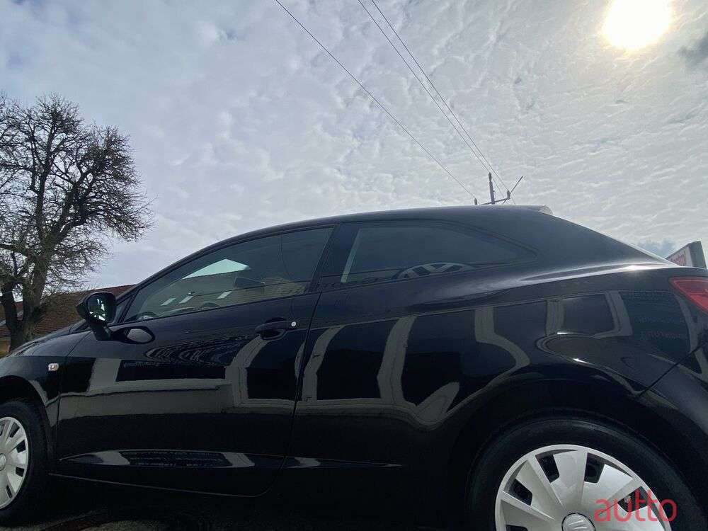 2011' SEAT Ibiza photo #3