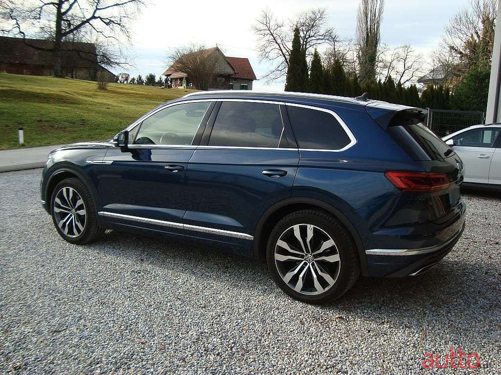 2018' Volkswagen Touareg photo #2