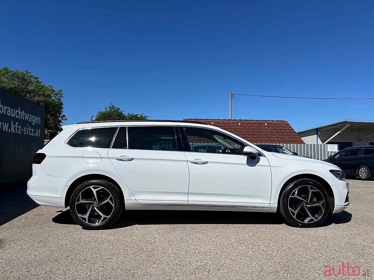 2022' Volkswagen Passat photo #2