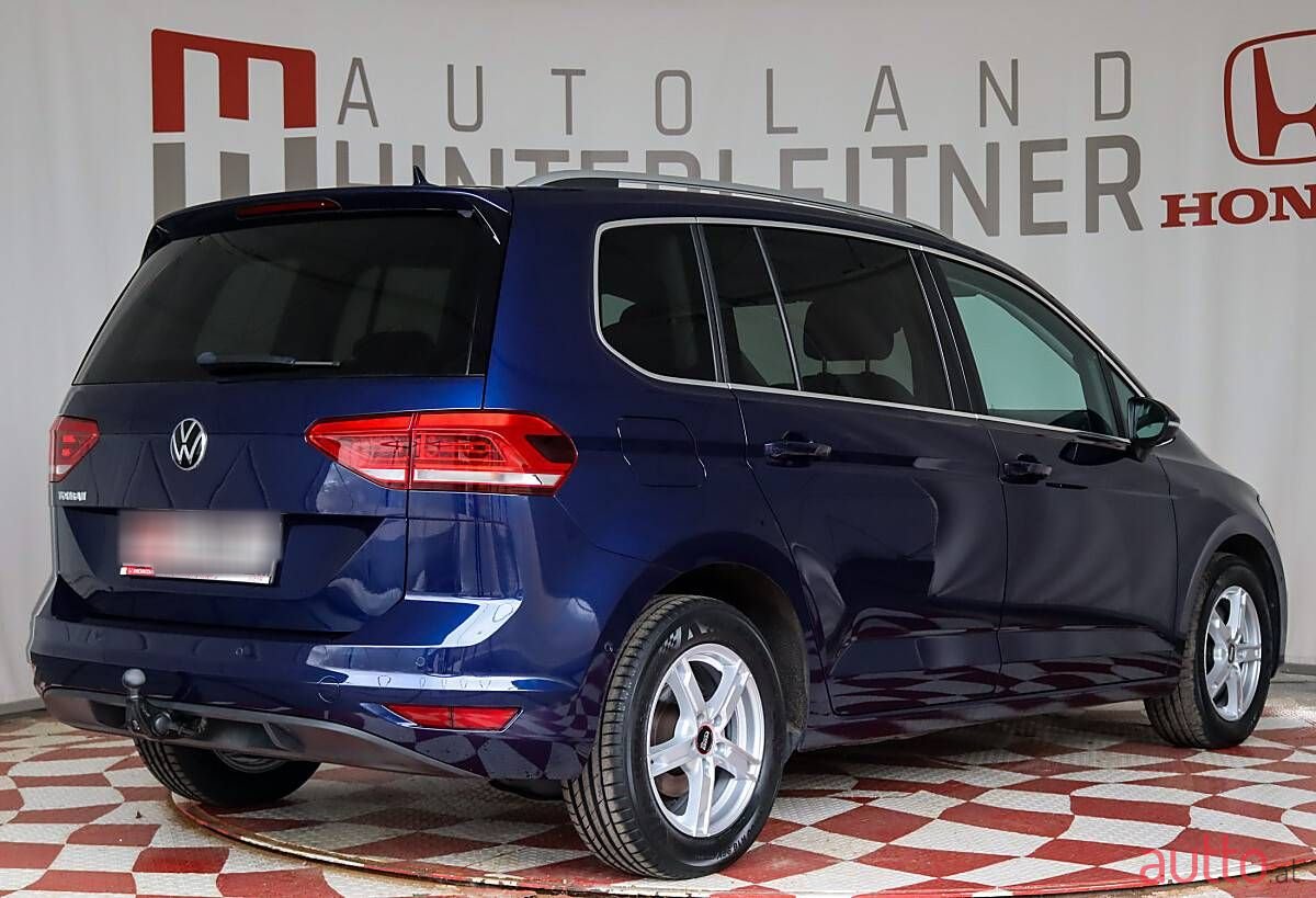 2021' Volkswagen Touran photo #2