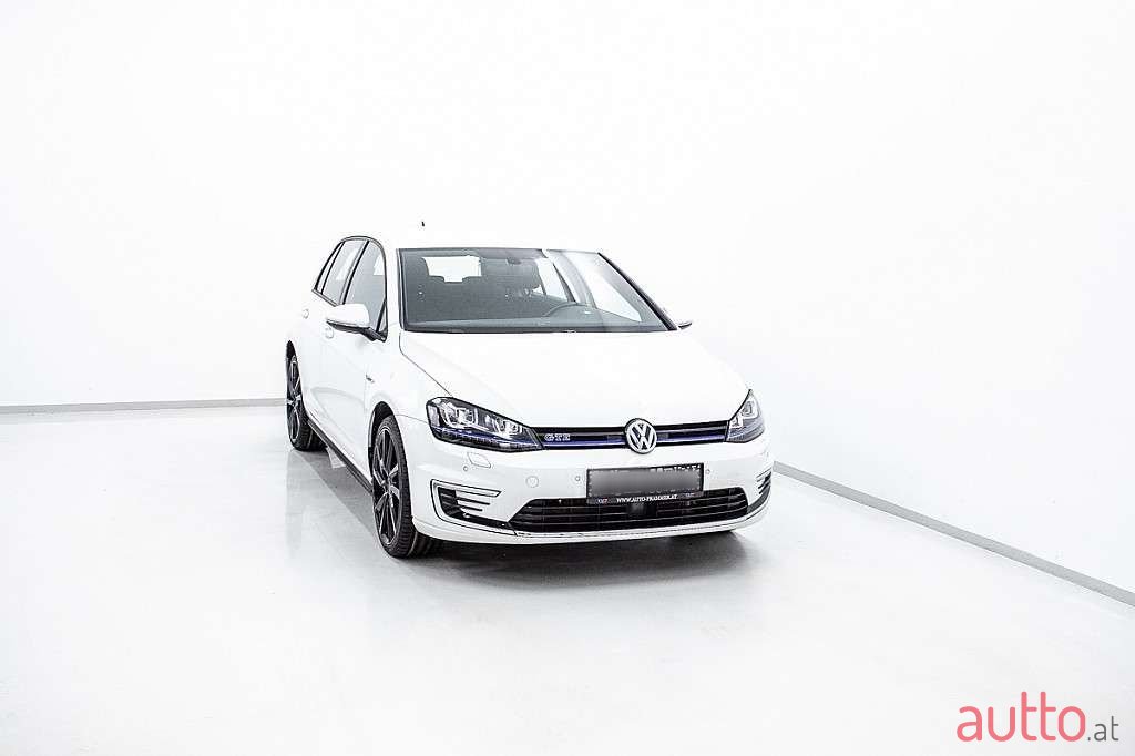 2017' Volkswagen Golf photo #3
