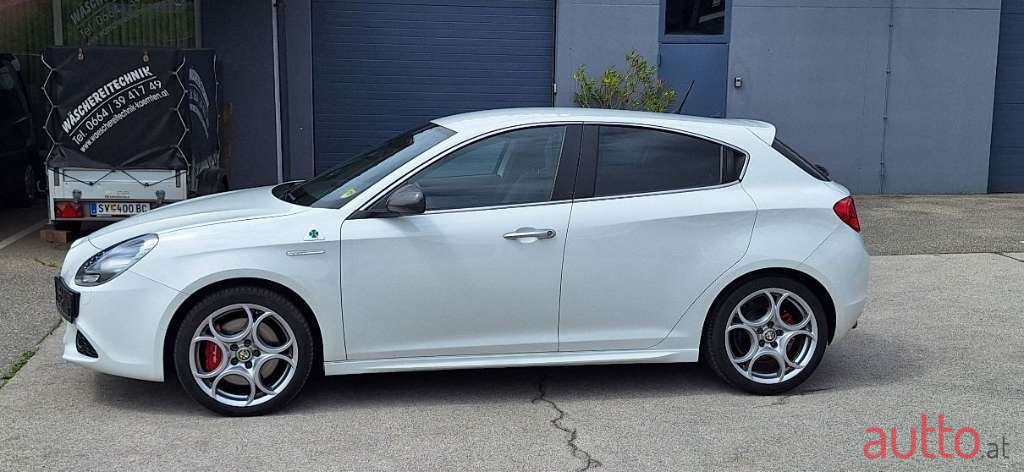 2011' Alfa Romeo Giulietta photo #4