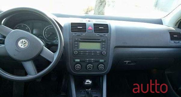 2004' Volkswagen Golf photo #2