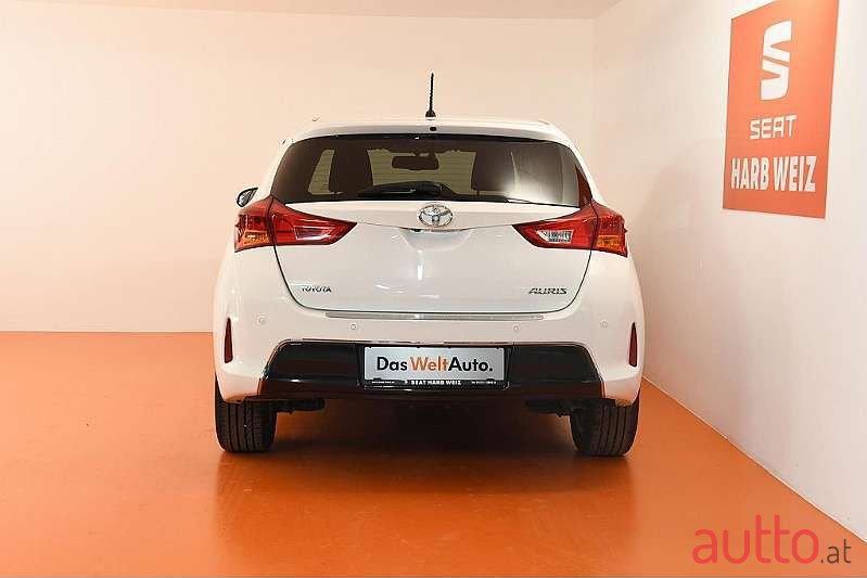 2014' Toyota Auris photo #3