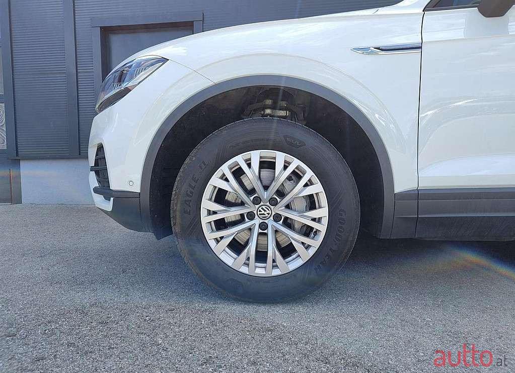 2019' Volkswagen Touareg photo #4
