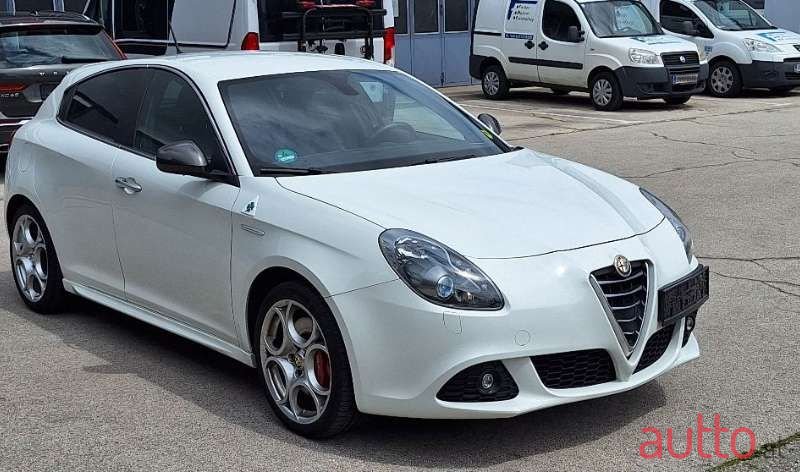 2011' Alfa Romeo Giulietta photo #1