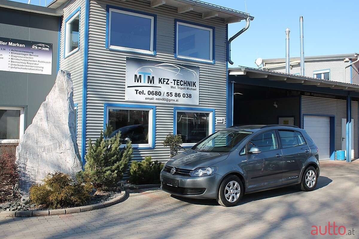 2011' Volkswagen Golf photo #2