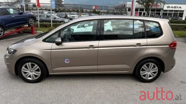 2017' Volkswagen Touran photo #2