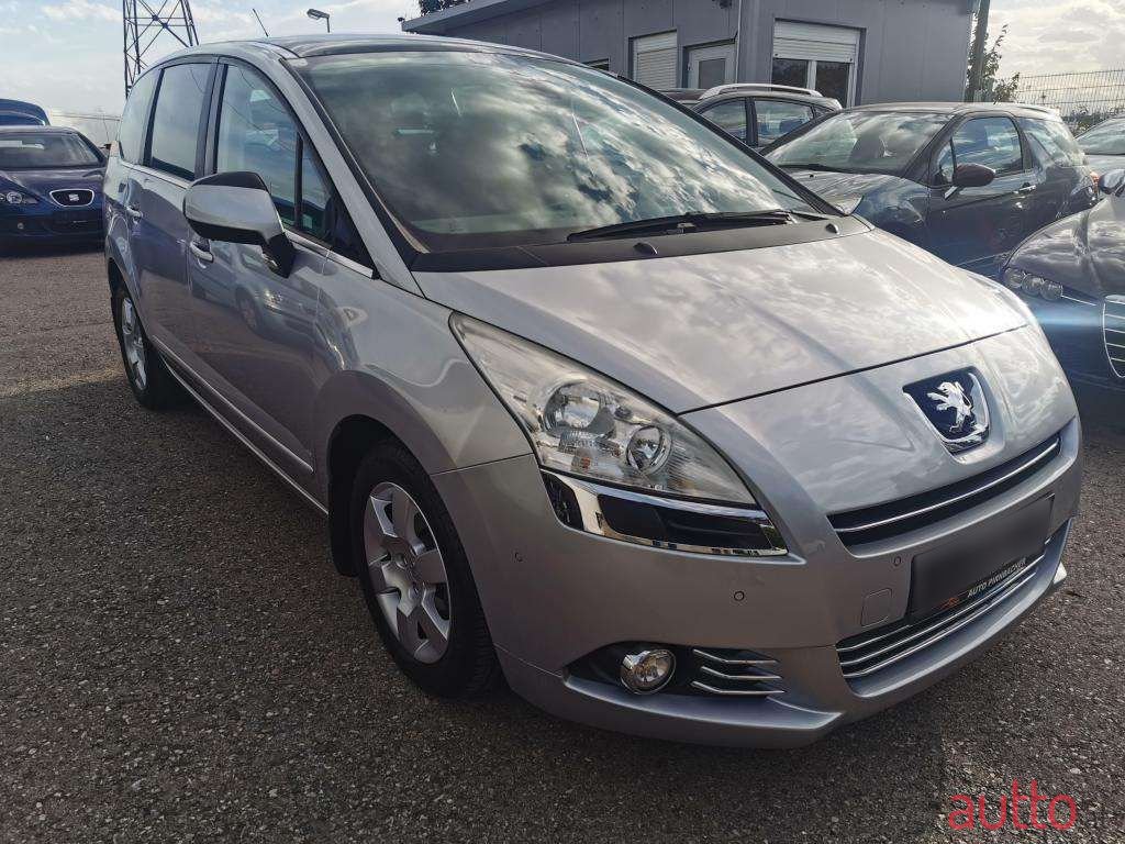 2011' Peugeot 5008 photo #1