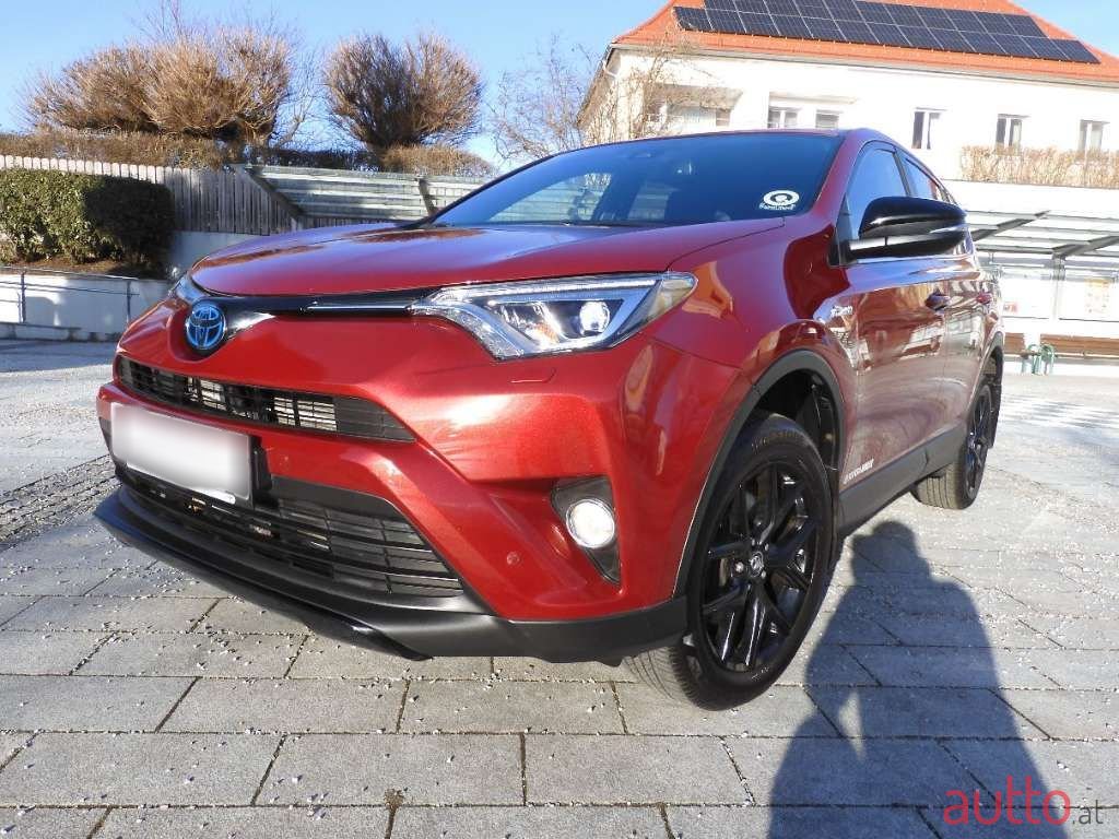 2018' Toyota RAV4 photo #2