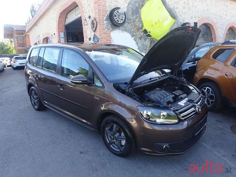 2012' Volkswagen Touran photo #1