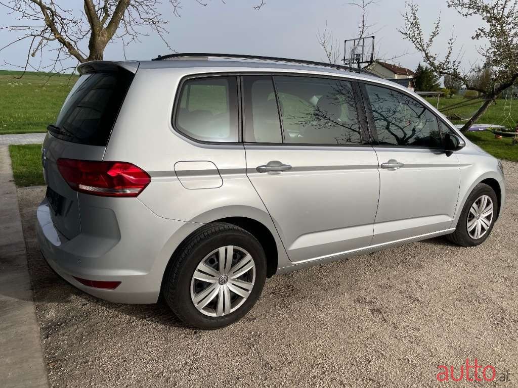2020' Volkswagen Touran photo #4