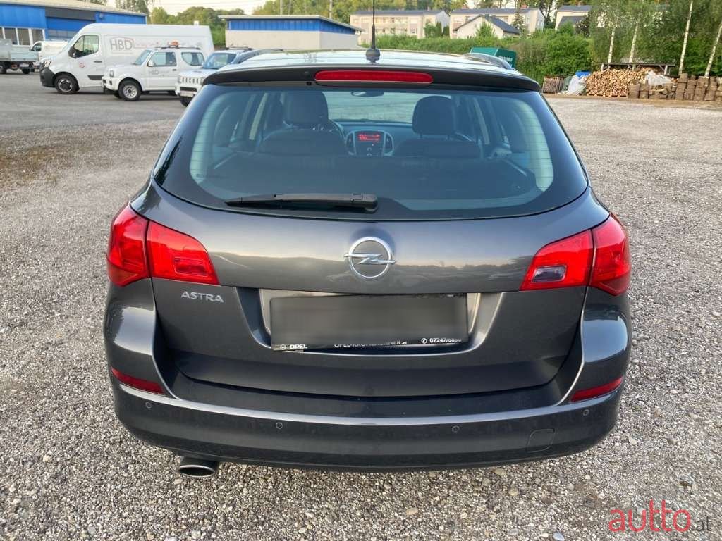 2011' Opel Astra photo #5